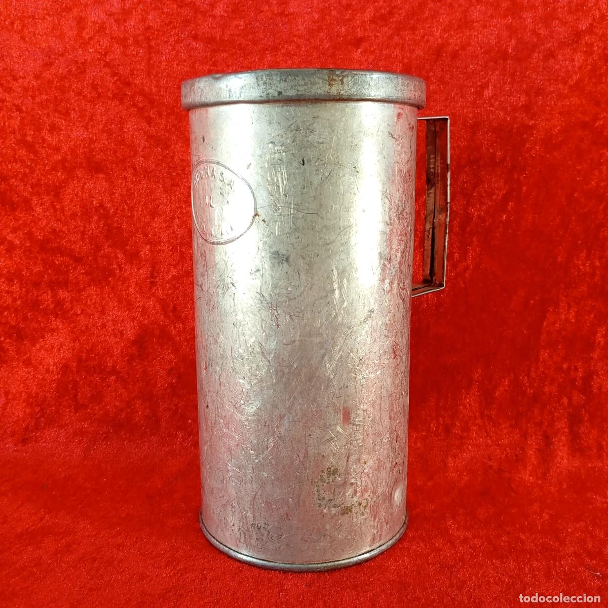 Antig&uuml;edades: ANTIGUA JARRA MEDIDORA - FABRICADA EN METAL - 1950'S - 17,5 CM DE ALTURA - 9,5 CM DE DIAMETRO - 1L