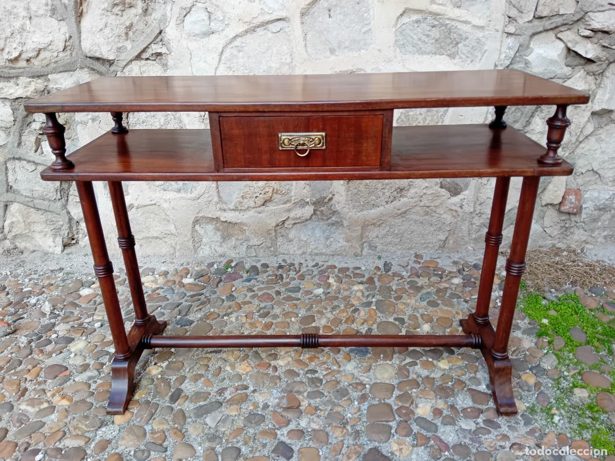 Antig&uuml;edades: Mesa con patas abalaustradas, d&eacute;cada de los 60, encerada y patinada