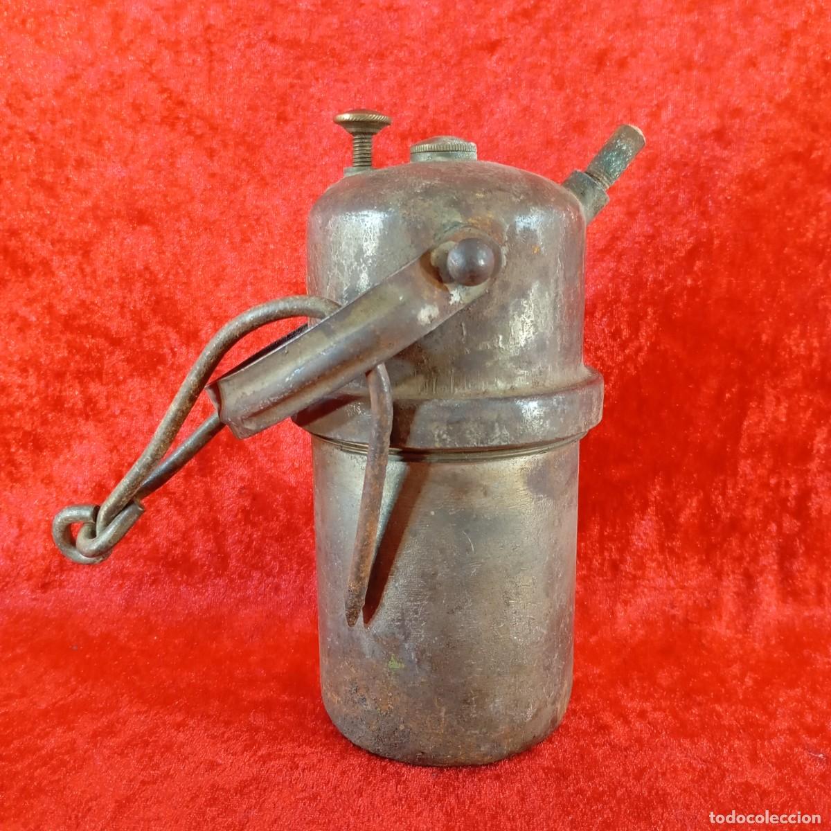 Antig&uuml;edades: ANTIGUA L&Aacute;MPARA DE CARBURO - USO EN MINER&Iacute;A SUBTERR&Aacute;NEA - FABRICADA EN LAT&Oacute;N - 17,5 CM DE ALTO