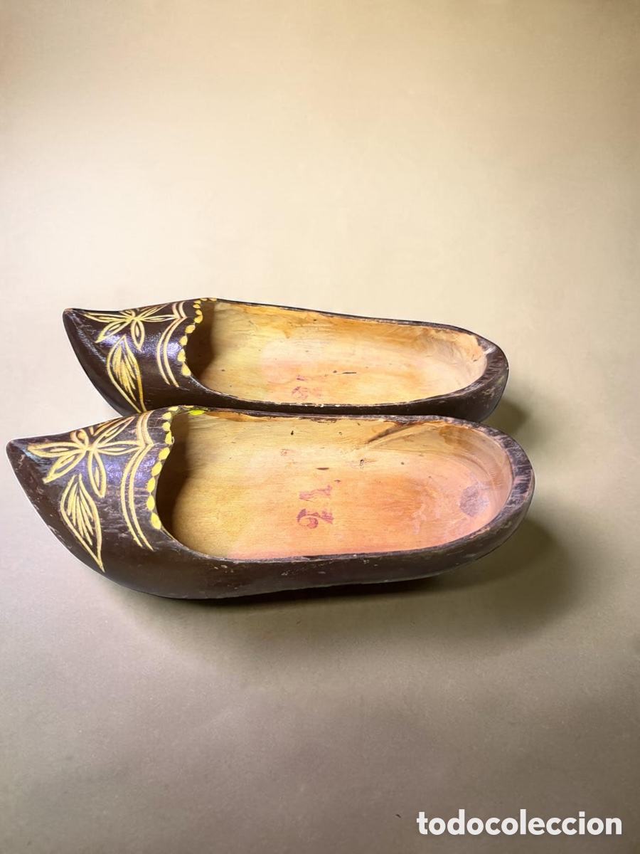 Antig&uuml;edades: Antiguas zuecas de madera - Foto 2