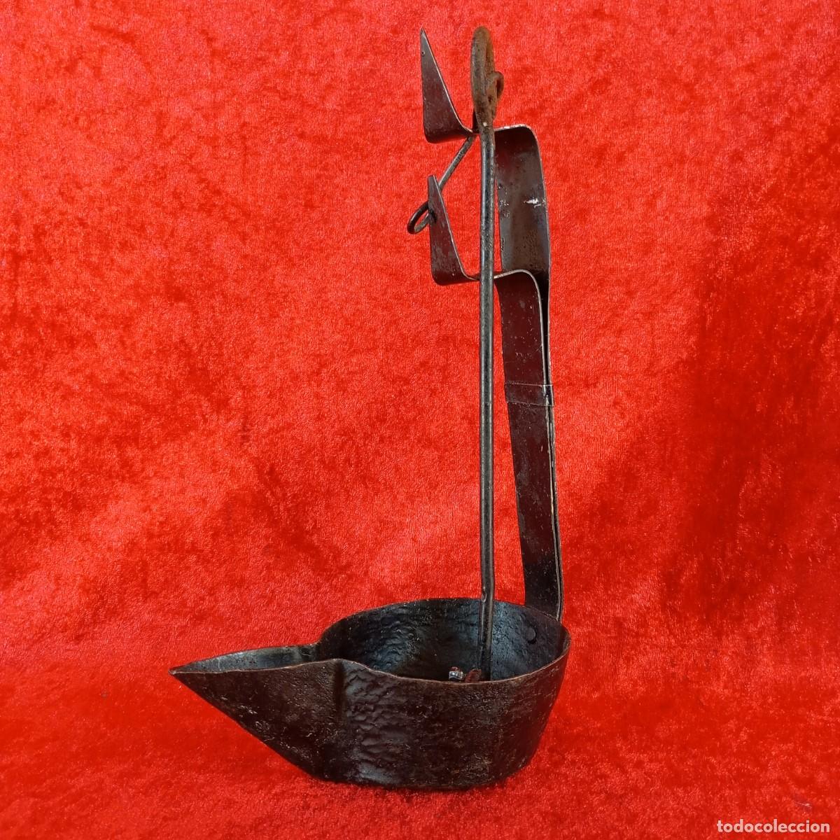 Antig&uuml;edades: ANTIGUA L&Aacute;MPARA DE HIERRO FORJADO - SIGLO XVIII - 23 CM DE ALTURA