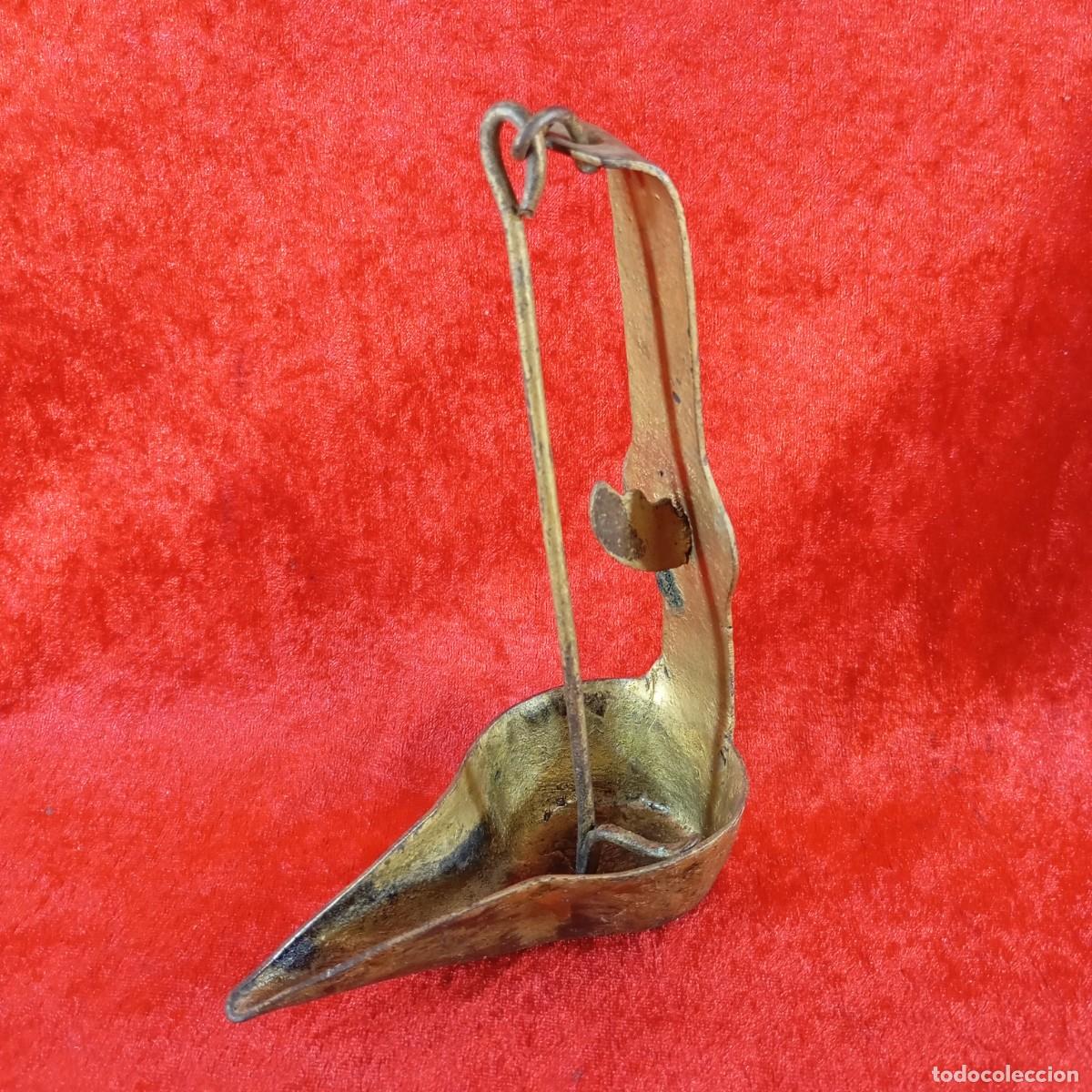 Antig&uuml;edades: ANTIGUA L&Aacute;MPARA DE METAL BETTY - FABRICADA EN BRONCE - SIGLO VIII - 33 CM DE ALTO