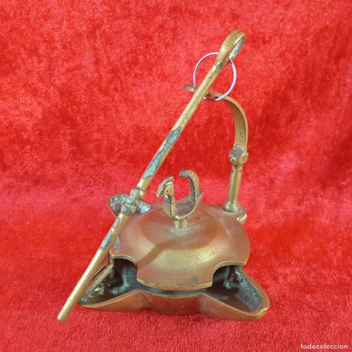 Antig&uuml;edades: ANTIGUA L&Aacute;MPARA DE METAL BETTY - FABRICADA EN BRONCE - SIGLO VIII - 27 CM DE ALTO