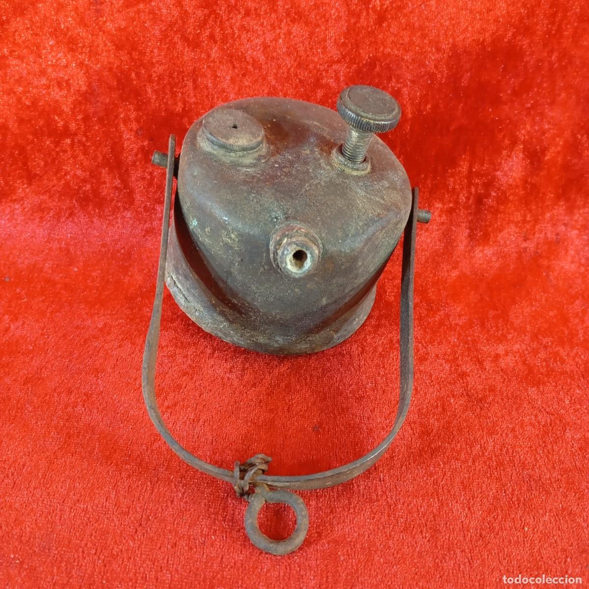 Antig&uuml;edades: ANTIGUA L&Aacute;MPARA DE CARBURO - HEHCHA EN ACERO - SIGLO XIX - 8 CM DE ALTO