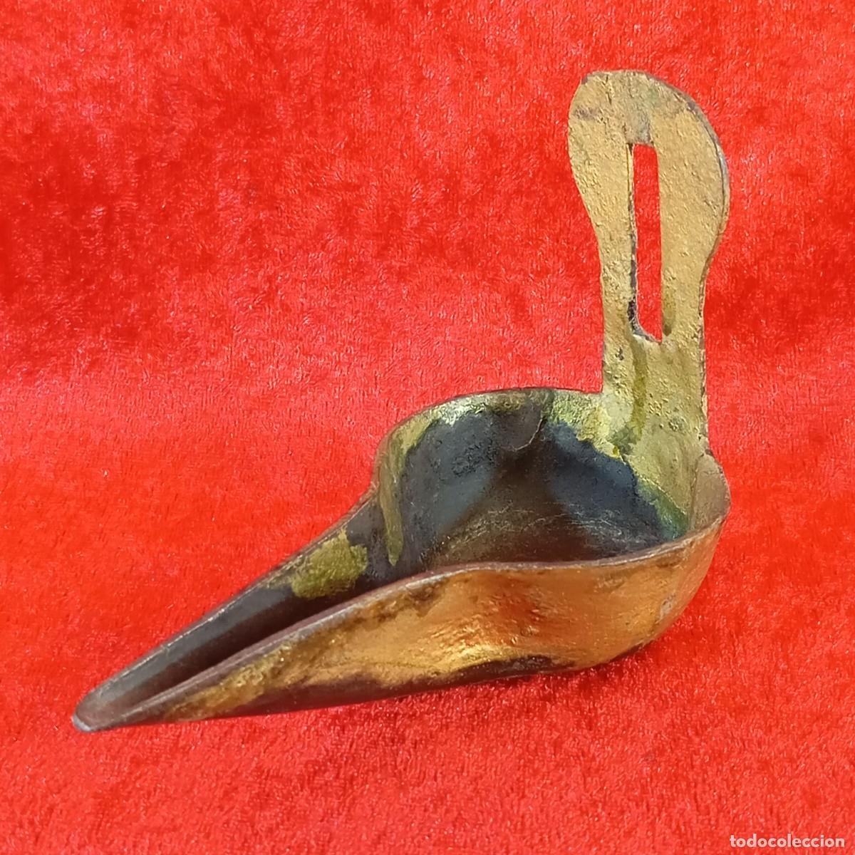 Antig&uuml;edades: ANTIGUA LAMPARA DE ACEITE - FORJADA EN LAT&Oacute;N FUNDIDO Y MARTILLADO - SIGLO XIX - 8,5 CM DE ALTURA