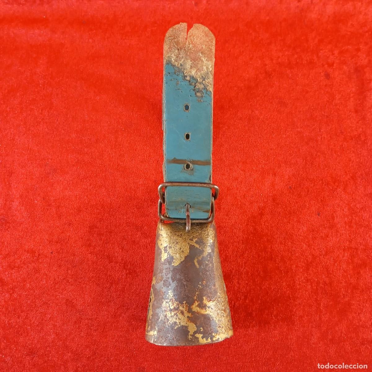Antig&uuml;edades: ANTIGUA CAMPANA DE METAL PARA GANADO - CORREA DE CUERO VERDE DESGASTADO - RUSTICO