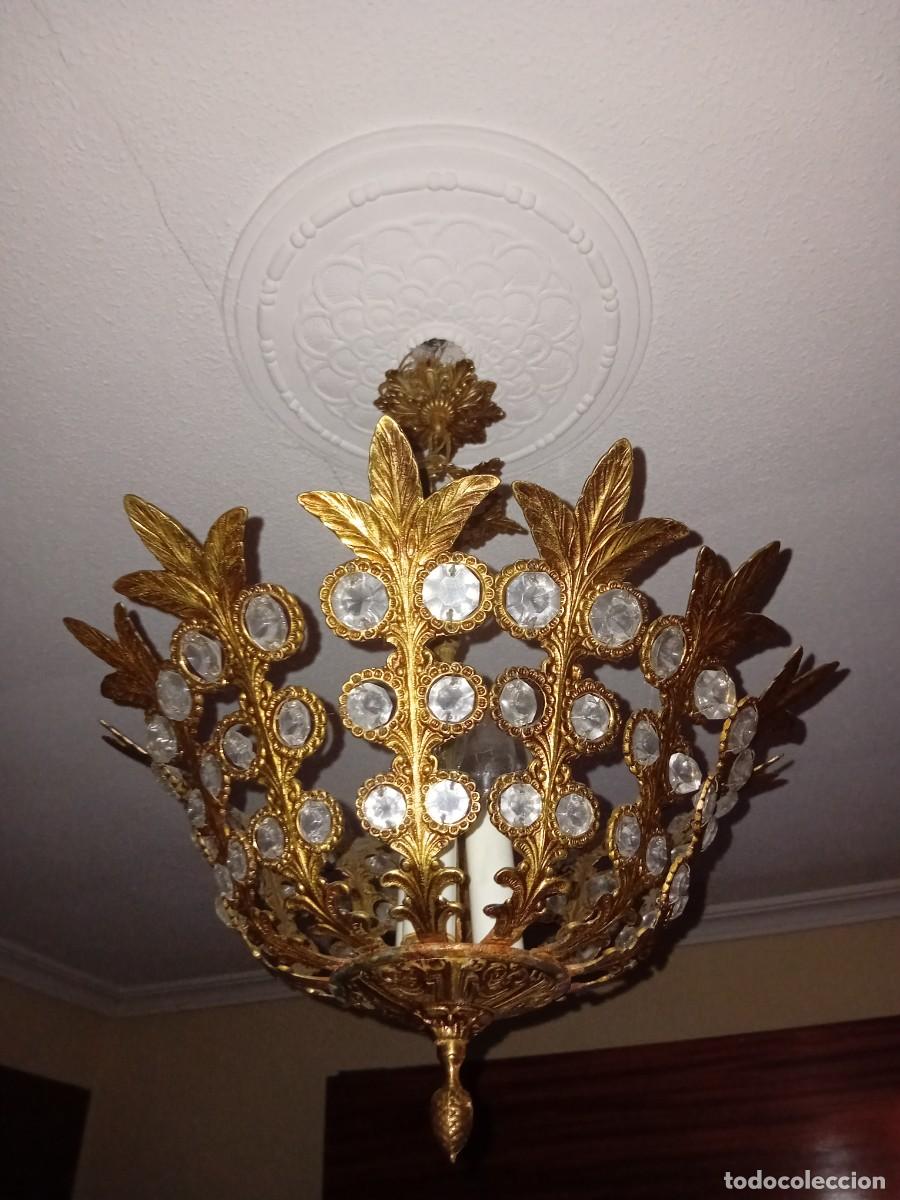 Antig&uuml;edades: L&aacute;mpara vintage de techo en metal dorado y cristal. Estilo Hollywood Regency