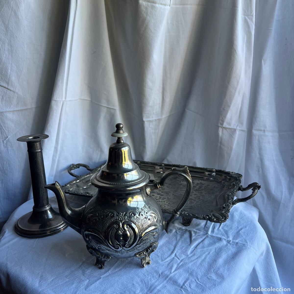 Antig&uuml;edades: Lote Orfebrer&iacute;a Vintage: Tetera &Aacute;rabe Cincelada, Gran Bandeja Grabada (Marcas) y Candelabro