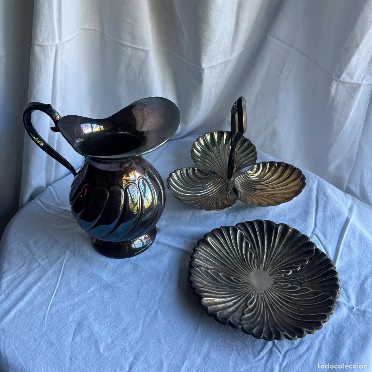 Antig&uuml;edades: Lote de Vajilla y Centro de Mesa Vintage - Jarra Gallonada Alpaca, Entremesero Concha y Platillo