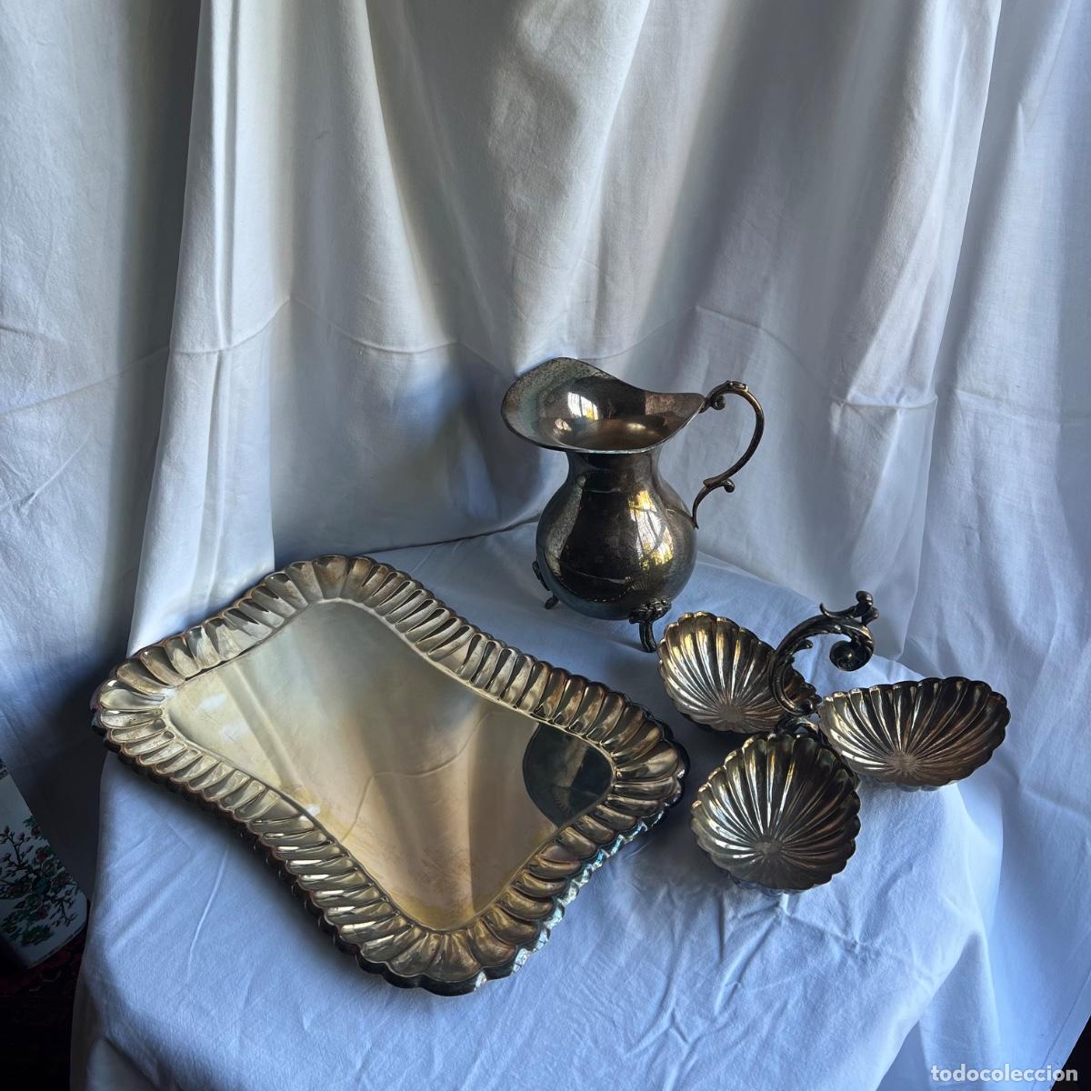 Antig&uuml;edades: Lote de Orfebrer&iacute;a y Menaje Vintage (3 Piezas) - Bandeja Pasgorcy, Jarra Patas Rococ&oacute; y Entremesero