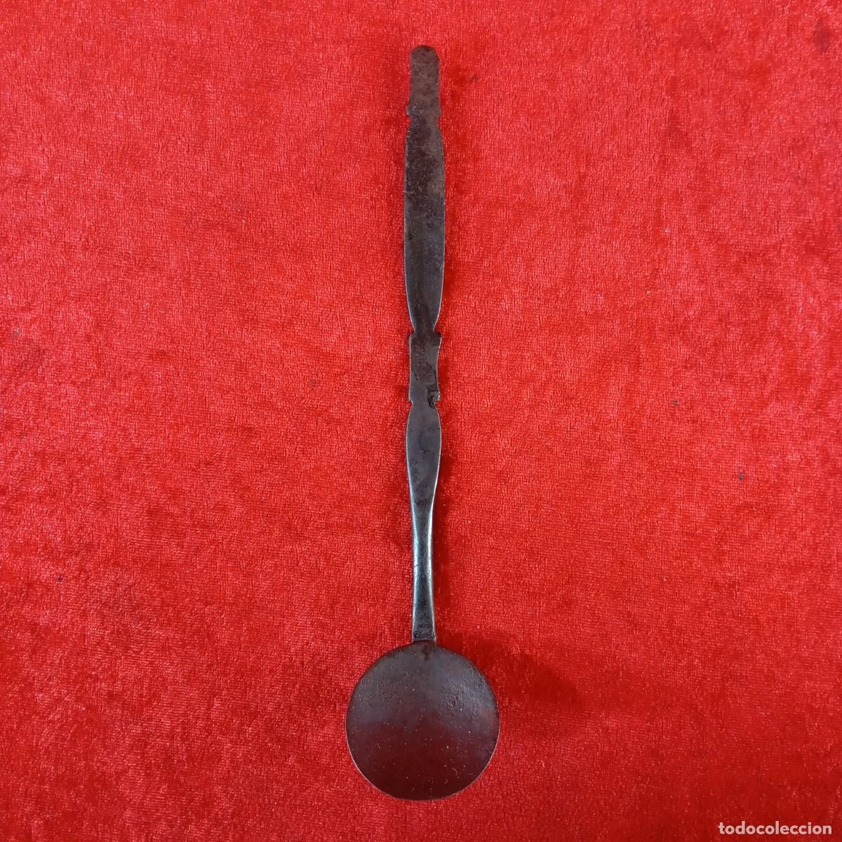 Antig&uuml;edades: ANTIGUA CUCHARA DE METAL FORJADO - PARA USO EN HIERVAS - ACABADO RUSTICO - SIGLO XIX - 22 CM LARGO