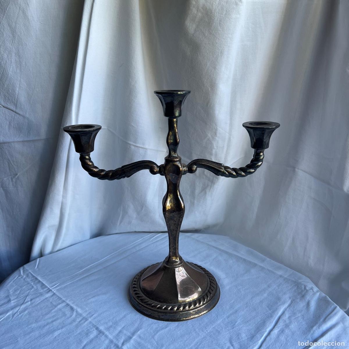 Antig&uuml;edades: Antiguo Candelabro de Mesa de 3 Luces (Tres Brazos) - Estilo Neocl&aacute;sico en Lat&oacute;n Plateado - S. XX