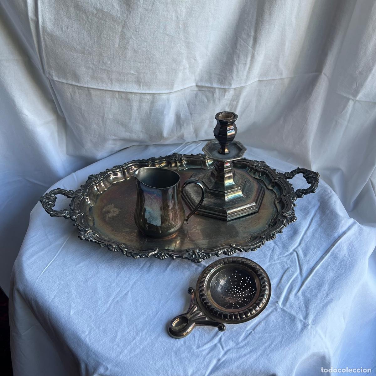 Antig&uuml;edades: Lote de Orfebrer&iacute;a Vintage - Bandeja Asas Luis XV, Candelabro, Jarra &rdquo;Sant'Andrea Italy&rdquo; y Colador