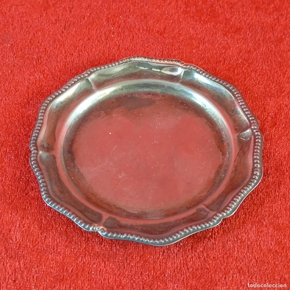 Antig&uuml;edades: PLATO MINIATURA DE METAL PLATEADO - TRILLA - LERIDA - 8,5 CM DE DIAMETRO