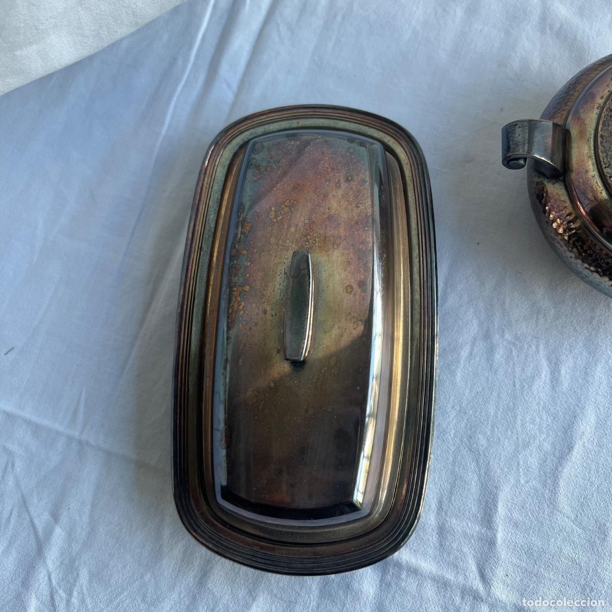 Antig&uuml;edades: Antigua Mantequillera con Tapa &rdquo;E.G. Webster & Son&rdquo; (New York) y Azucarero de Metal Martilleado
