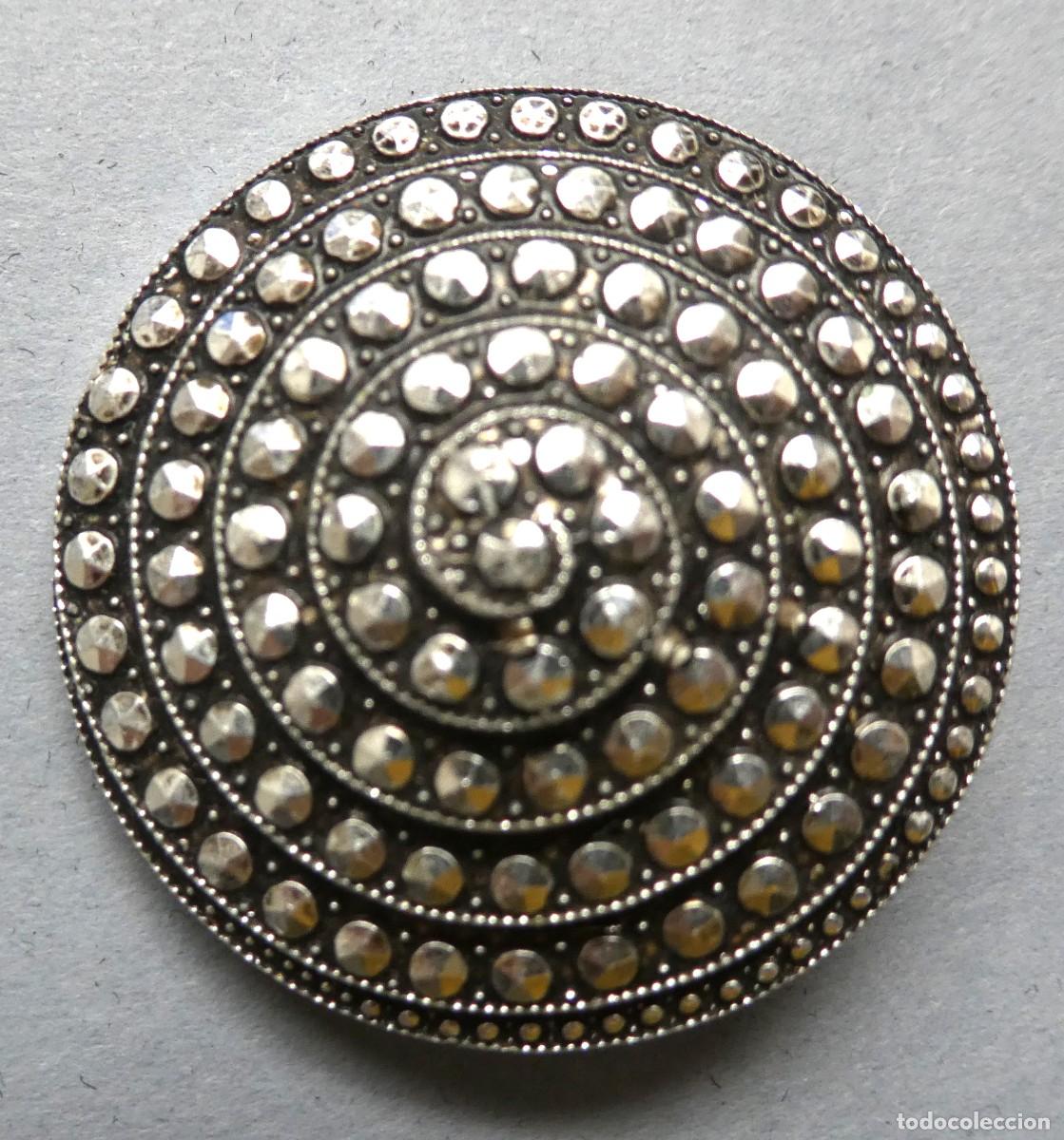 Antig&uuml;edades: ANTIGUO BROCHE MET&Aacute;LICO MEDIADOS S.XX