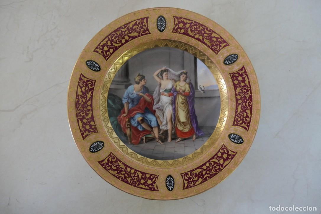 Antiguidades: PLATO DE PORCELANA ESTILO VIENA &ndash; &laquo;VENUS PRESENTA A HELENA A PARIS&raquo; &ndash; PINTADO A MANO &ndash;ORO EN RELIEVE