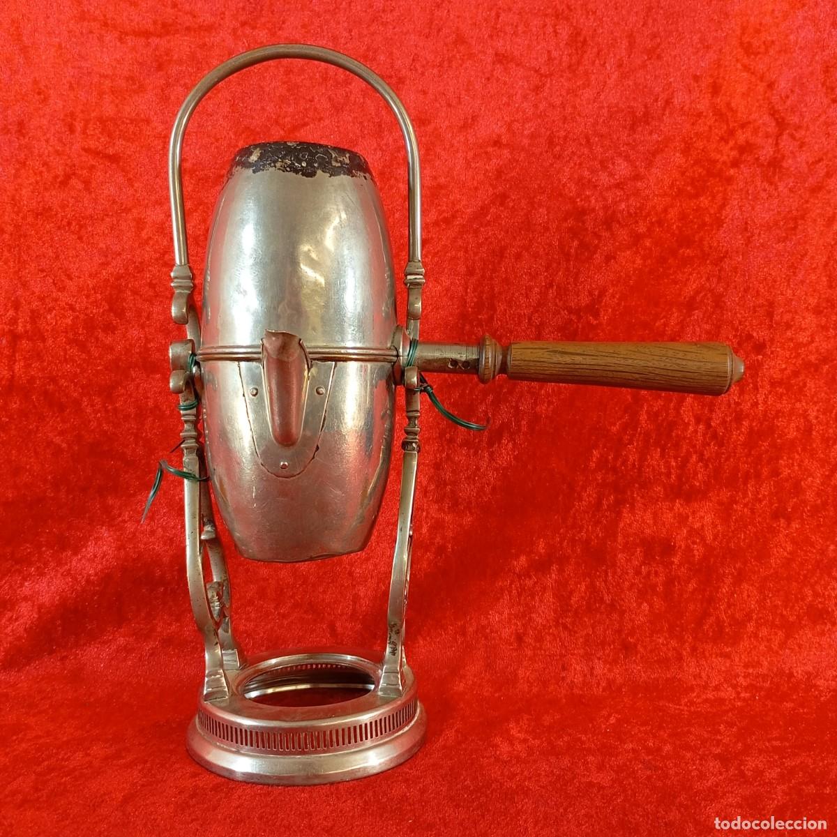 Antig&uuml;edades: ANTIGUA CAFETERA BASCULANTE - FINALES DEL SIGLO XIX - CHAPADO EN LAT&Oacute;N - 27 CM DE ALTO