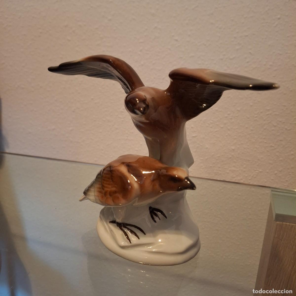 Antig&uuml;edades: &rdquo;Antigua figura de porcelana alemana SITZENDORF (GDR) - Pareja de aves/ Halcones en vuelo -Mod. 65