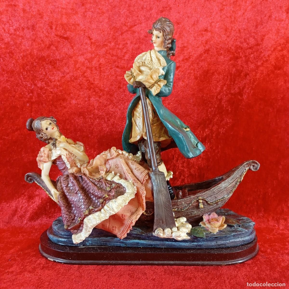 Antig&uuml;edades: ANTIGUA ESCULTURA DE RESINA - COLLECI&Oacute;N MIRELLA - PAREJA EN GONDOLA - 25,5 DE ANCHO - 24 CM ALTO