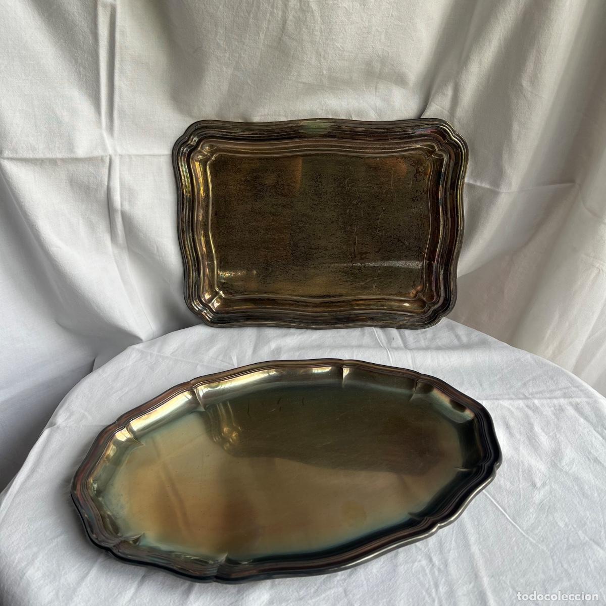 Antig&uuml;edades: Pareja de Bandejas de Mesa Mid-Century - Metal Plateado Pesado - Alta Decoraci&oacute;n y Colecci&oacute;n