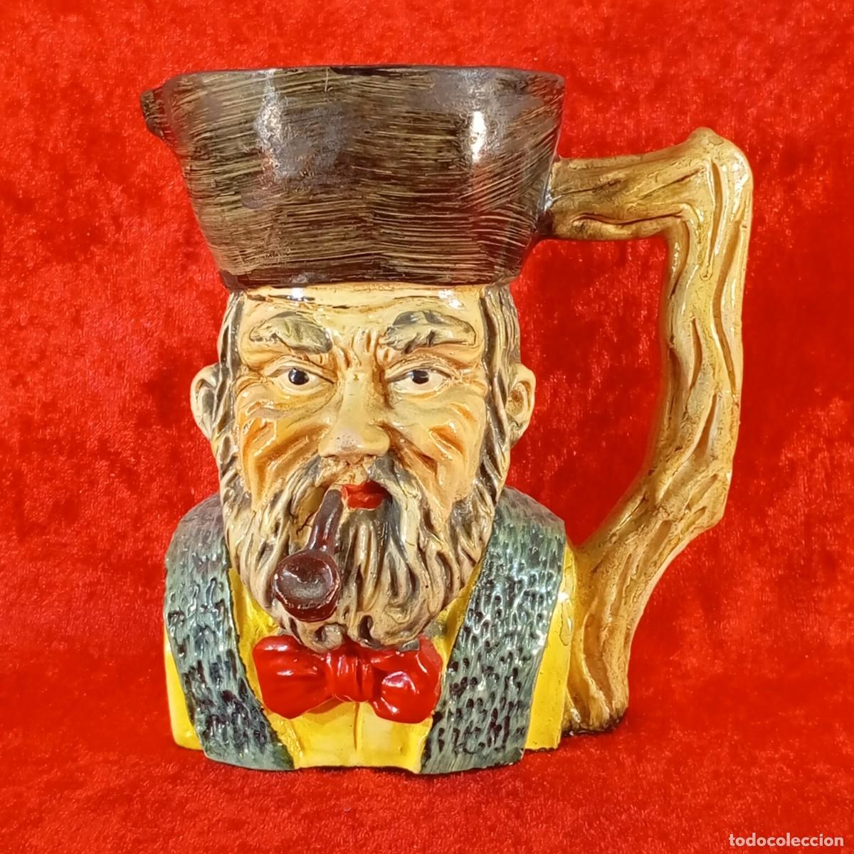 Antig&uuml;edades: ANTIGUA TAZA DE CERAMICA - ESTILO TOBY - HOMBE FUMANDO PIPA - 13,5 CM DE ALTO