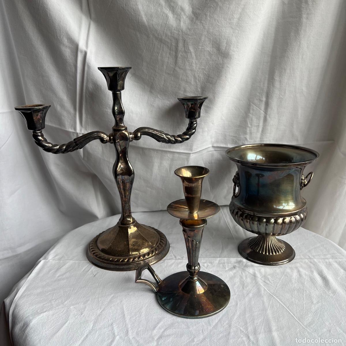 Antig&uuml;edades: Lote Colecci&oacute;n Mid-Century - Candelabro de 3 Luces, Palmatoria de Mano y Copa con Cabezas de Le&oacute;n