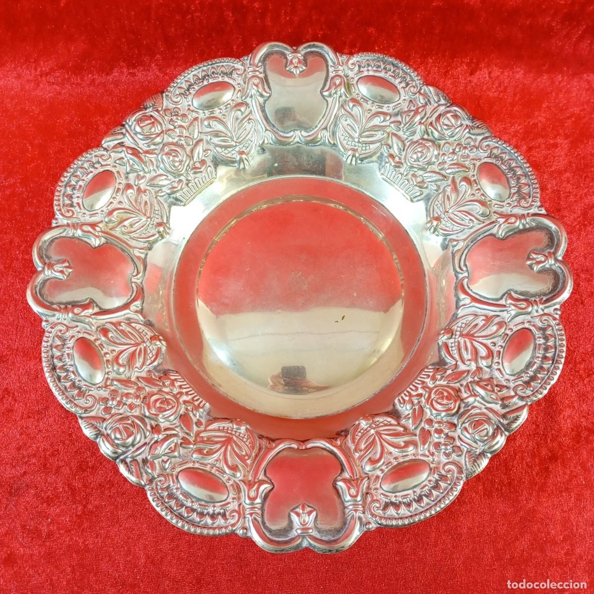 Antig&uuml;edades: ANTIGUA BANDEJA REDONDA DE MESA - BA&Ntilde;ADA EN PLATA - RELIEVE FLORAL - 29 CM DE DIAMETRO