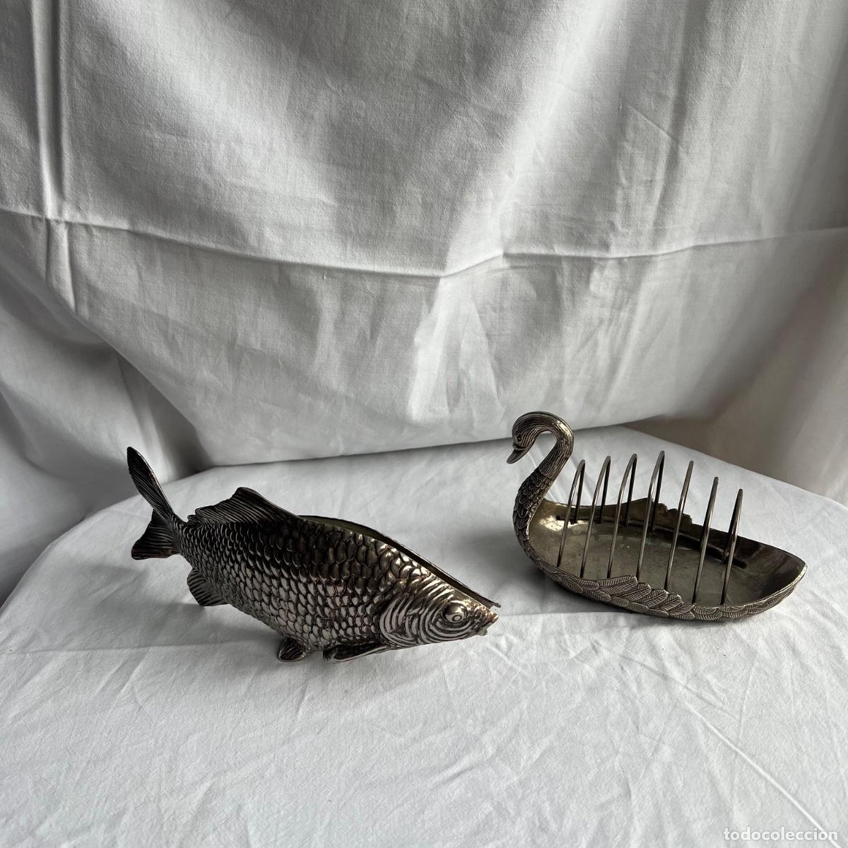 Antig&uuml;edades: Pareja de Servilleteros Mid-Century - Pez Carpa Repujado y Portatostadas Cisne de 6 Ranuras