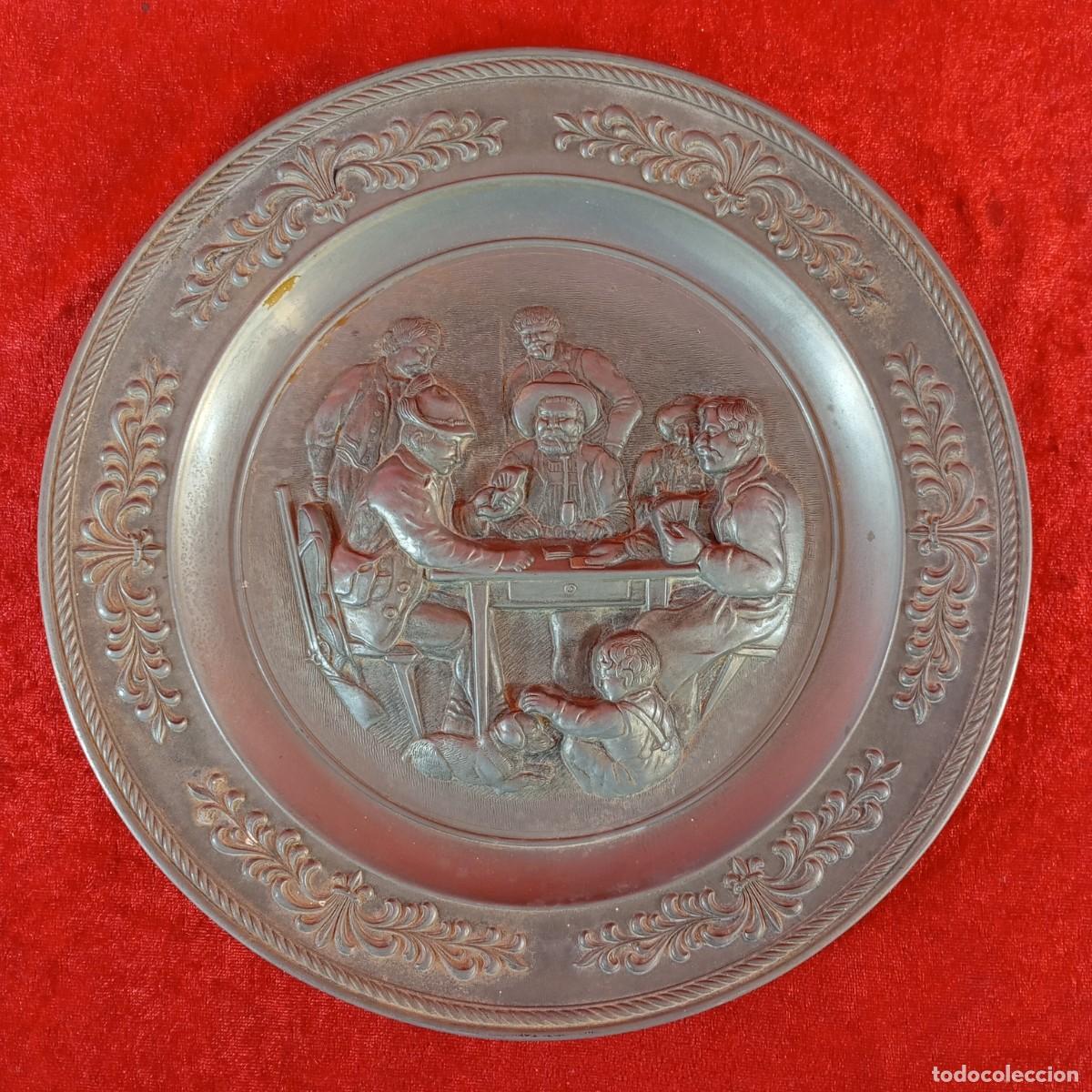 Antig&uuml;edades: ANTIGUO PLATO DE PARED ALEM&Aacute;N - PELTRE FUNDIDO - RELIEVE FORJADO A MANO - 26 CM DE DIAMETRO