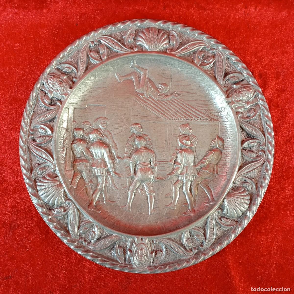 Antig&uuml;edades: ANTIGUO PLATO DE PARED DECORATIVO - PELTRE FUNDIDO - RELIEVE FORJADO A MANO - 30 CM DE DIAMETRO