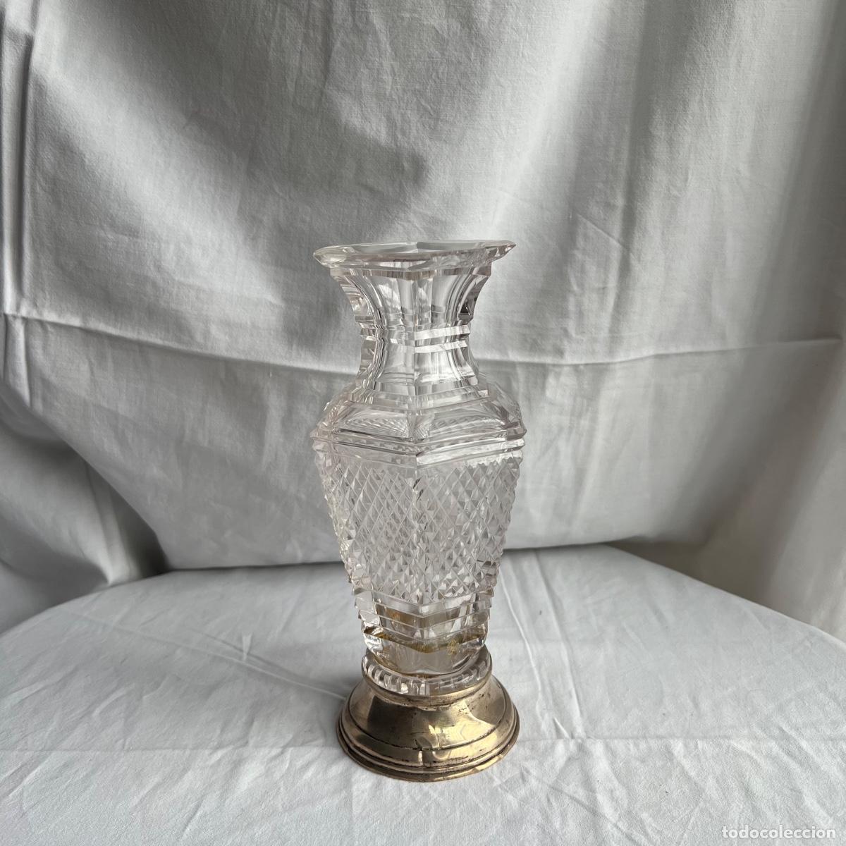 Antig&uuml;edades: Antiguo Jarr&oacute;n Florero de Cristal Tallado - Base de Metal Plateado con Punz&oacute;n - Con Desperfecto