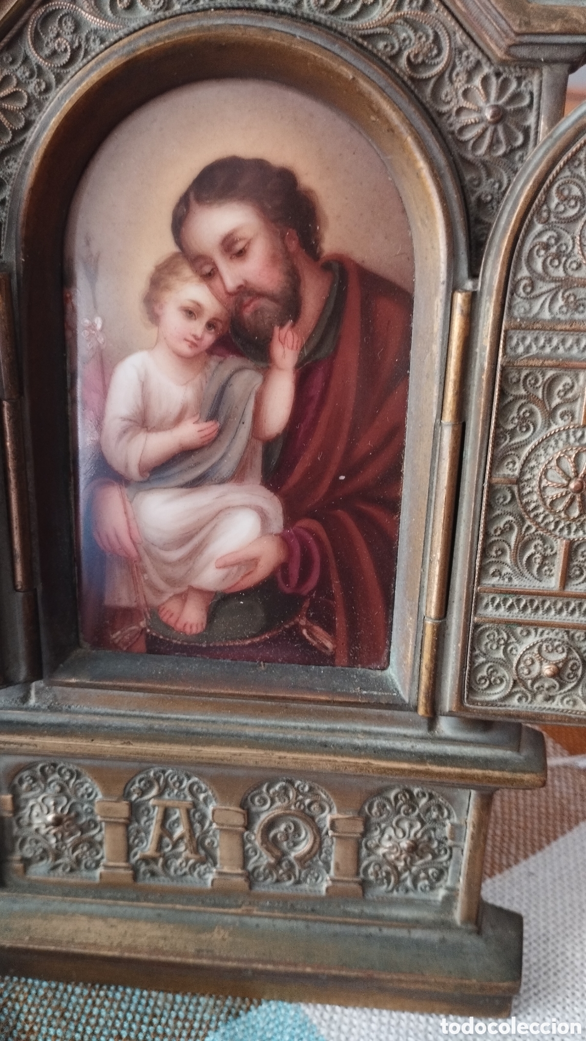 Antig&uuml;edades: Una pieza antigua en bronce y porcelana, religiosa.