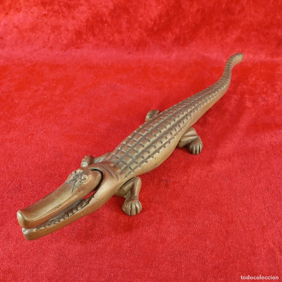 Antig&uuml;edades: ANTIGUO CASCANUECES DE COCODRILO - BRONCE MACIZO - RELIEVES TEXTURIZADOS - 34 CM DE LARGO