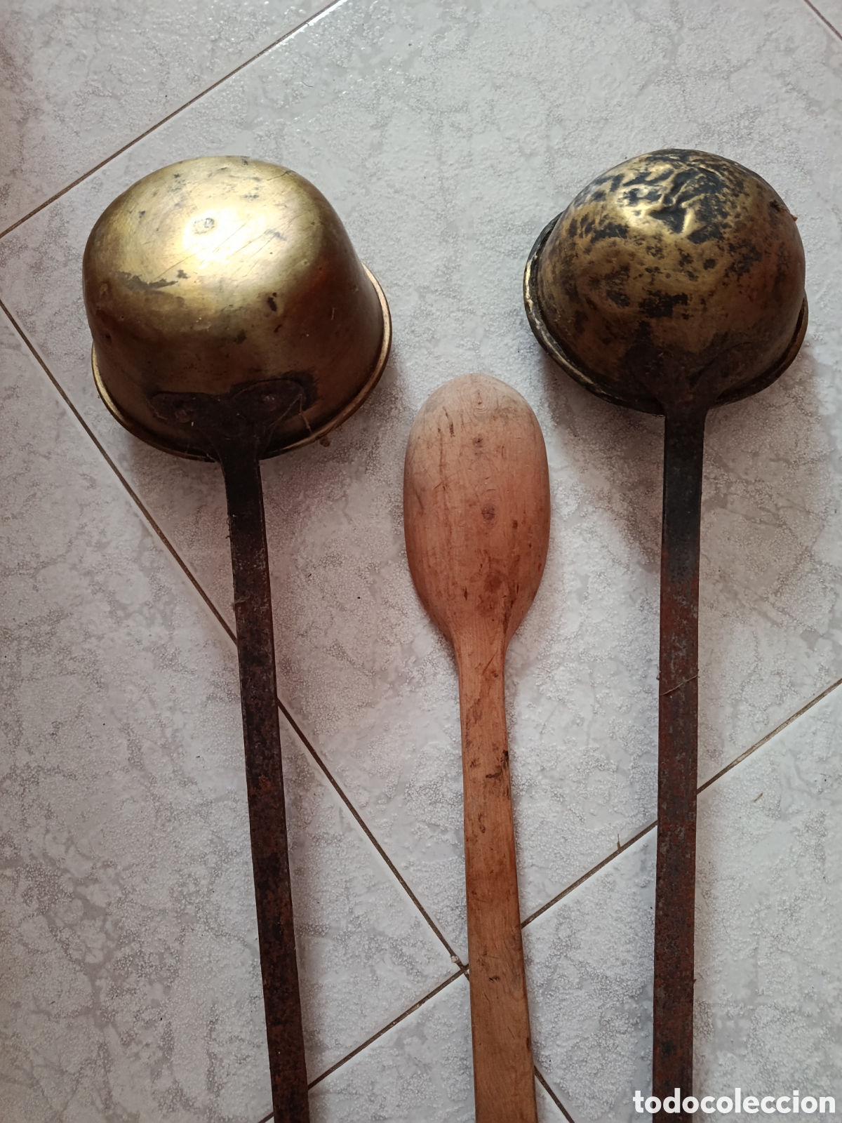 Antig&uuml;edades: Cazos antiguos y cuchara de madera - Foto 2