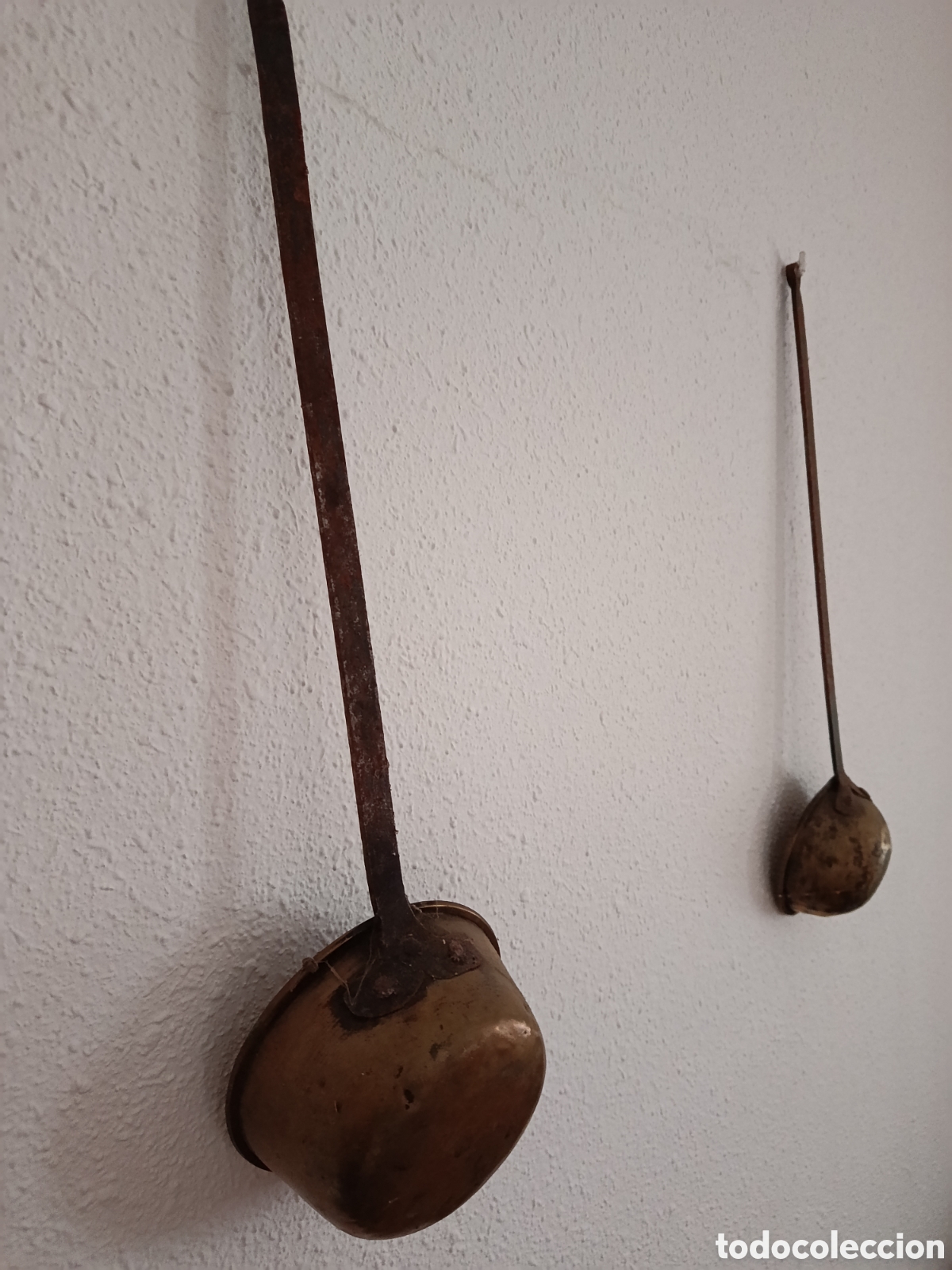 Antig&uuml;edades: Cazos antiguos y cuchara de madera - Foto 3