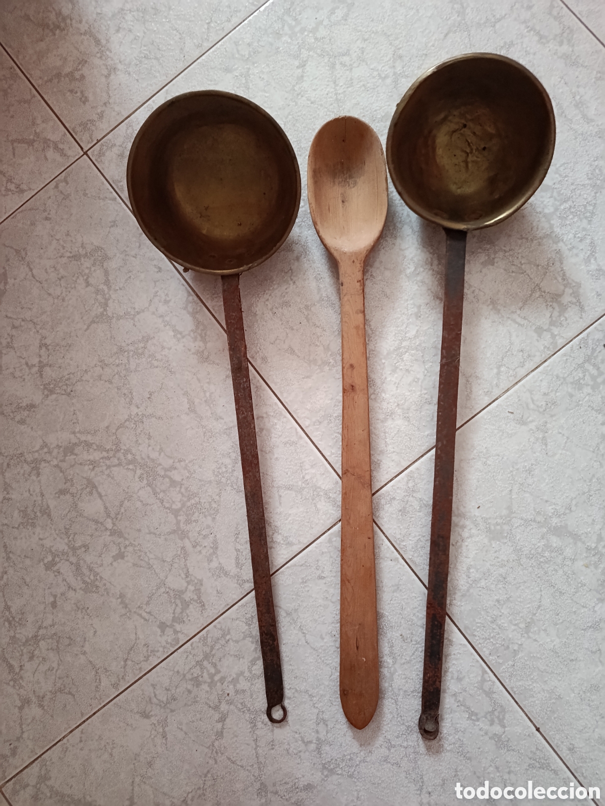 Antig&uuml;edades: Cazos antiguos y cuchara de madera - Foto 1