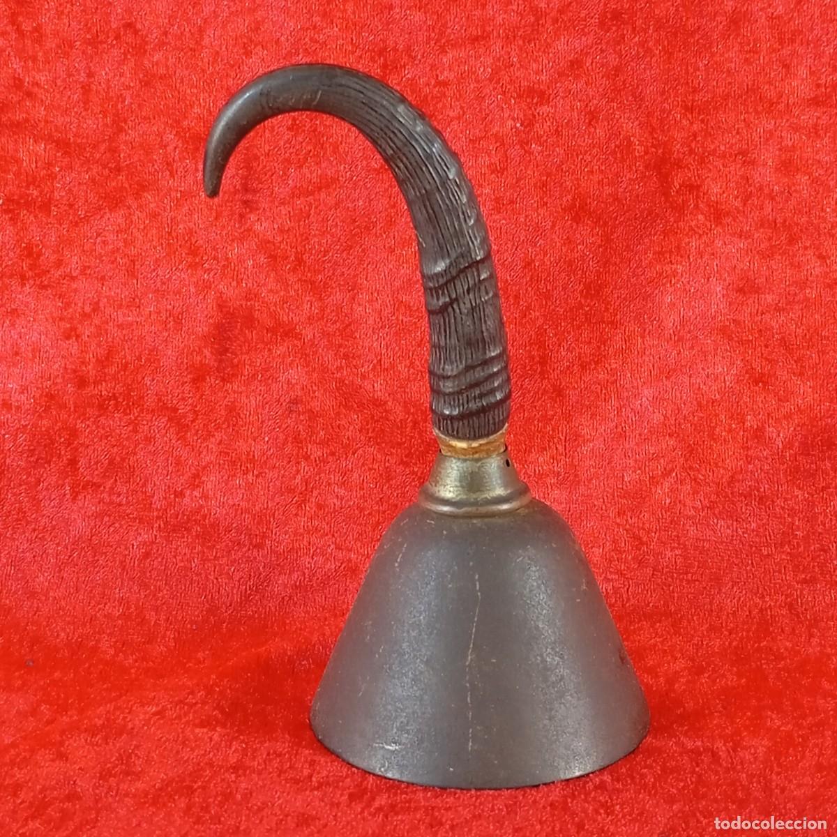 Antig&uuml;edades: ANTIGUA CAMPA&Ntilde;ILLA - FABRICADA EN HIERRO FUNDIDO - MANGO DE CUERNO - 12,5 CM