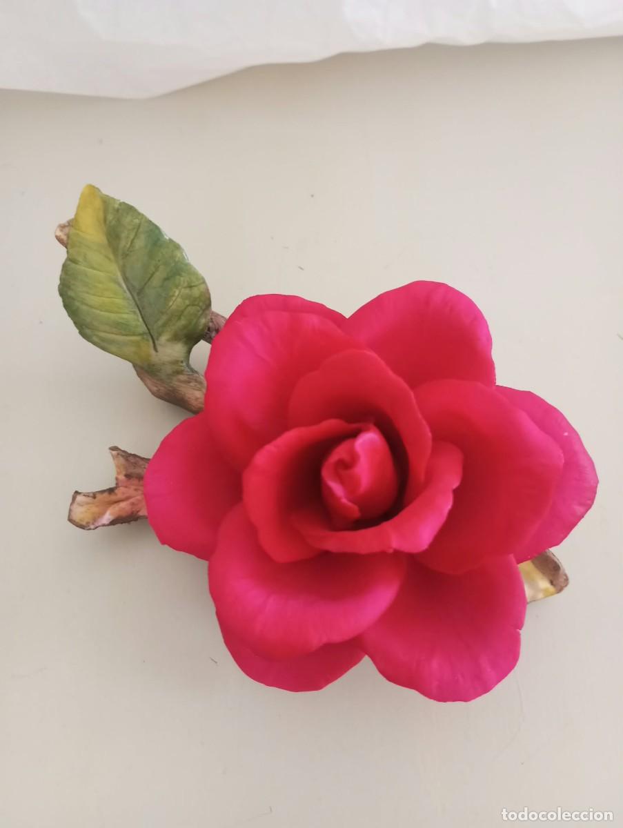 Antig&uuml;edades: Preciosa Rosa de Porcelana roja, en buen estado