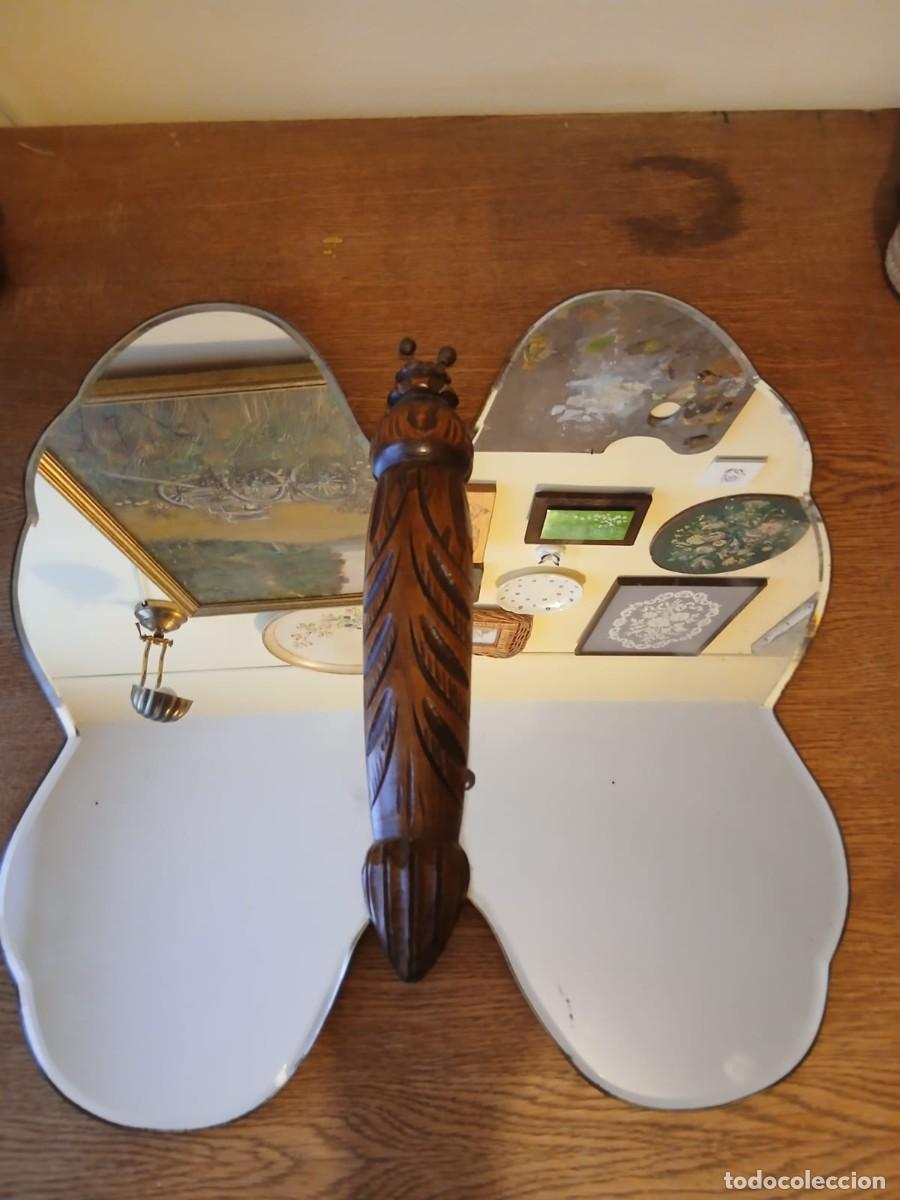 Antig&uuml;edades: Raro espejo de pared de madera de haya y cristal biselado con dise&ntilde;o de mariposa, mediados de siglo