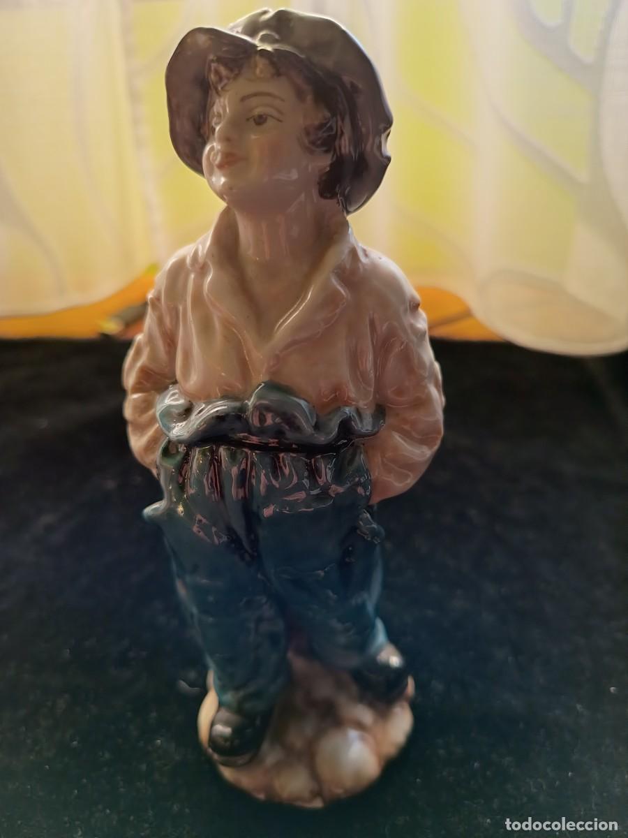 Antig&uuml;edades: Preciosa figura de porcelana de un golfillo de Salvador Mallol