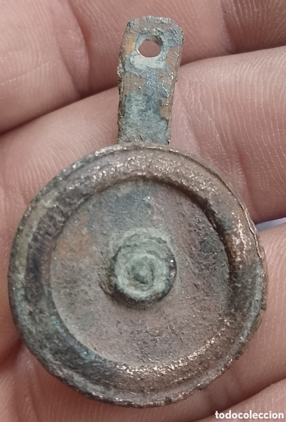 Antig&uuml;edades: A-Boton hisp&aacute;nico serie ce&ntilde;idor con asa de pie curvo similar tipo K35.2 s/ca