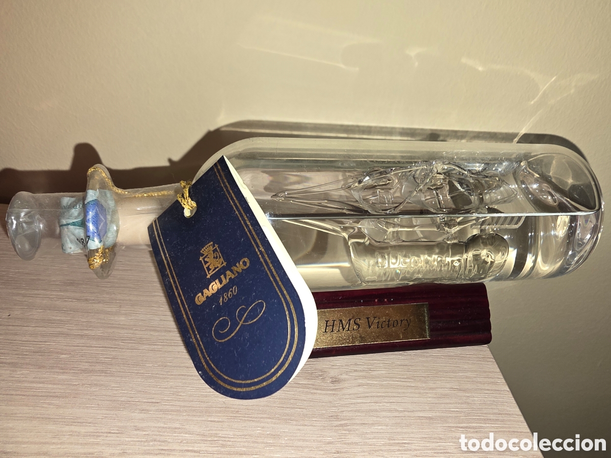 Antig&uuml;edades: Barco de cristal dentro de una botella