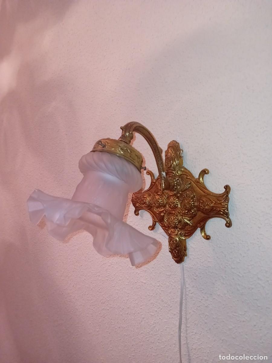 Antig&uuml;edades: Pareja l&aacute;mparas aplique vintage de pared dorada con tulipa floral de cristal