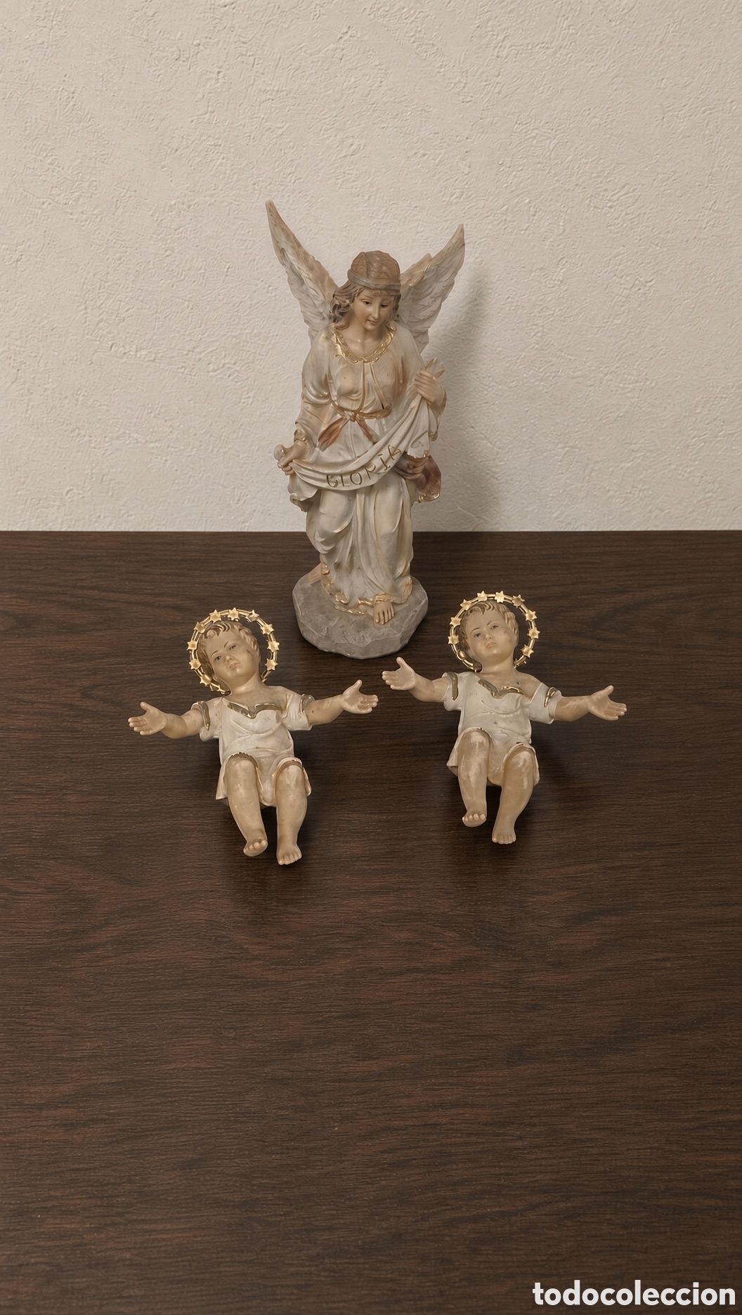 Antig&uuml;edades: conjunto de figuras religiosas de &aacute;ngel y angelitos.&aacute;ngel con alas y cinta con la inscripci&oacute;n gloria