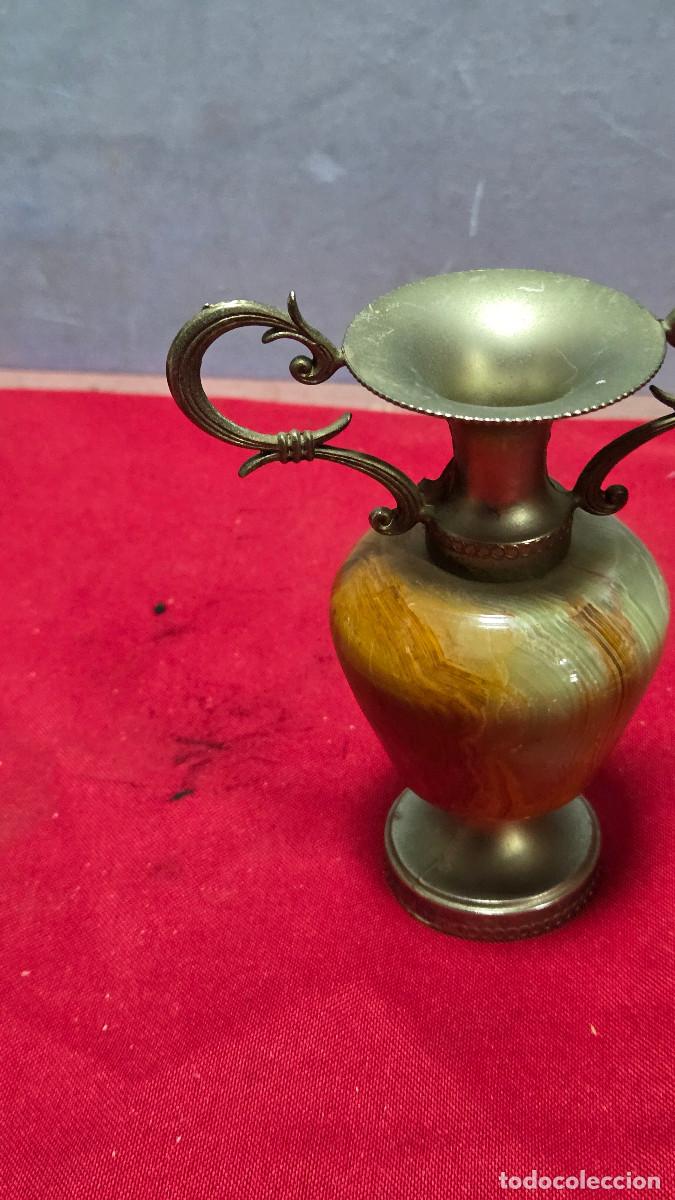 Antig&uuml;edades: jarron de alabastro y metal - Foto 3