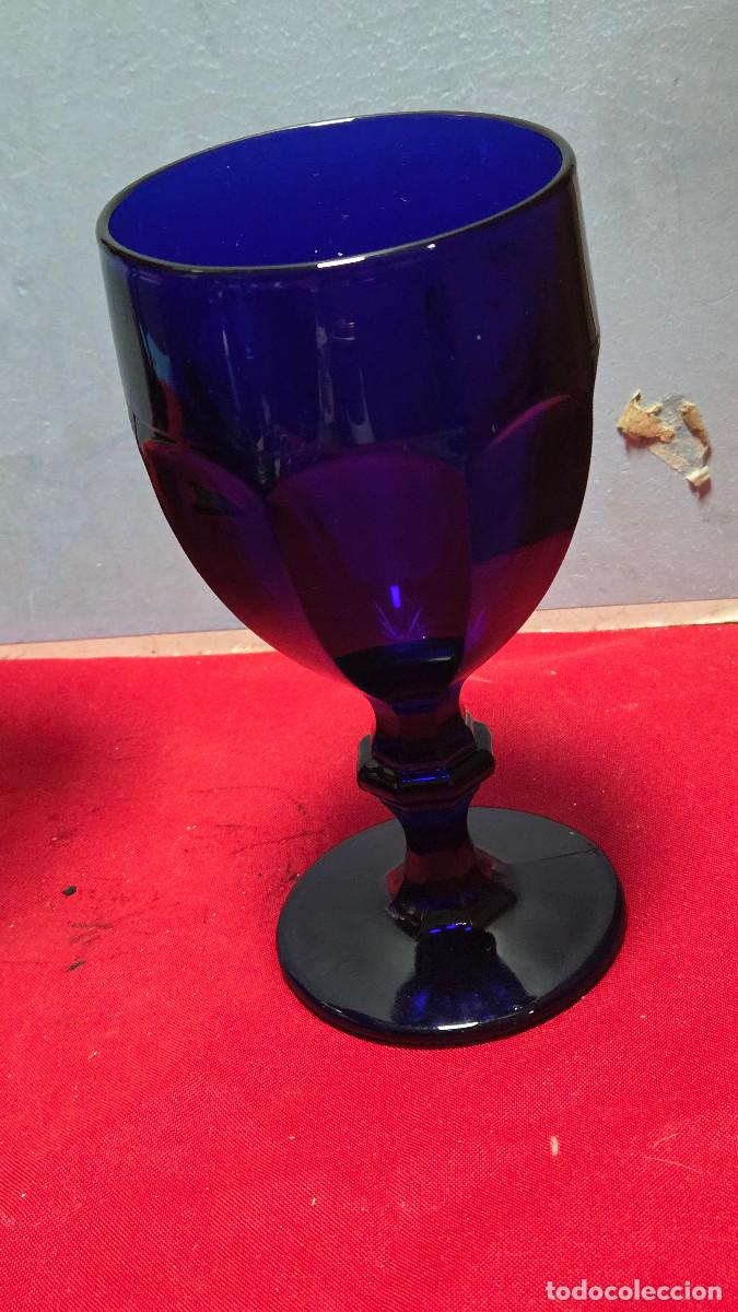Antig&uuml;edades: copa de cristal azul vintage