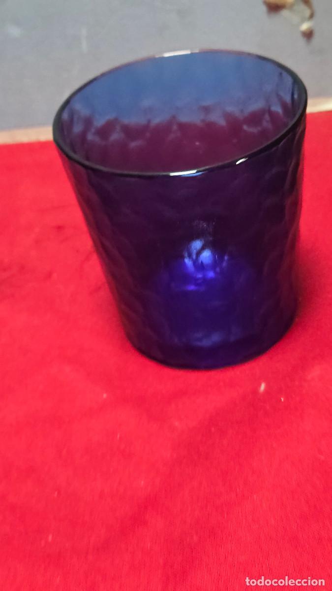Antig&uuml;edades: vaso de cristal azul vintage