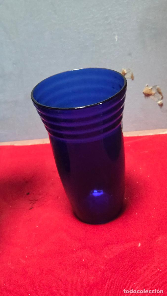 Antig&uuml;edades: vaso de cristal azul vintage