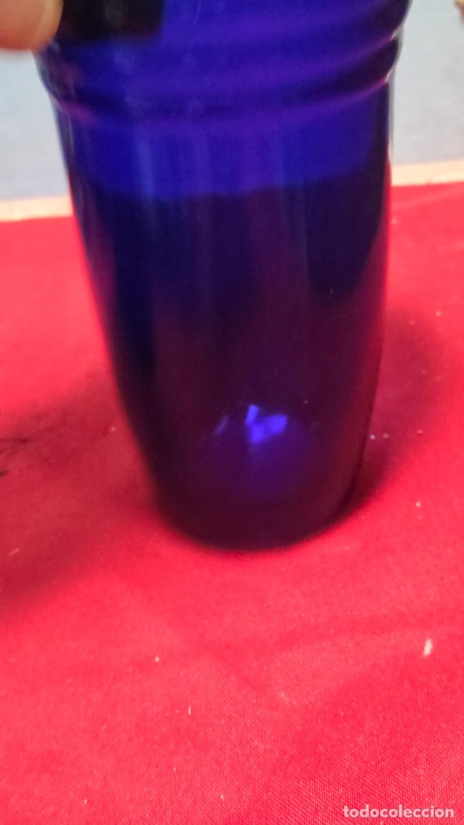 Antig&uuml;edades: vaso de cristal azul vintage